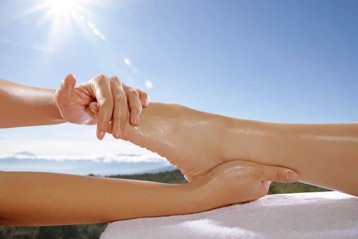 Massage pied au soleil
